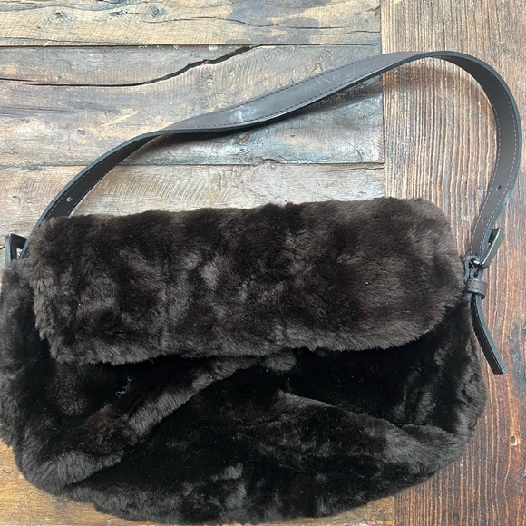 la maison de la fausse fourrure Handbags - Elegant Black Faux Fur Shoulder Bag